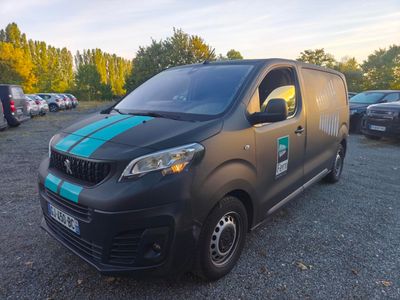 une camionnette noire avec une bande verte garée sur un parking