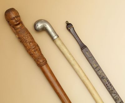 Réunion de 3 CANNES - L'une monoxyle en bois à décor sculpté…