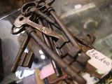 de nombreuses clés anciennes exposées dans une vitrine