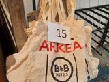 un sac posé par terre dans la pièce