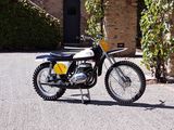 une petite moto garée devant un immeuble