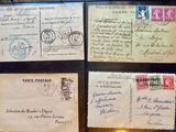 Plusieurs anciennes cartes postales sont exposées dans une vitrine.