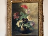 une peinture de fleurs dans un vase accrochée au mur