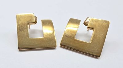 deux paires de boucles d'oreilles carrées couleur or sur un fond blanc