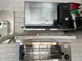 une photo d'une cuisine avec un four grille-pain et un four grille-pain