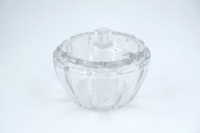 un saladier en verre transparent muni d'un couvercle, posé sur une surface blanche
