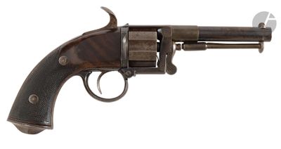 gros plan d'un revolver sur fond blanc