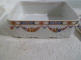 un bol blanc avec un motif floral