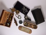 un grand nombre d'objets posés sur une table