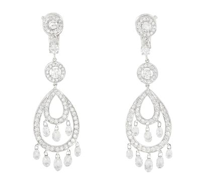 une paire de boucles d'oreilles pendantes en diamants et or blanc
