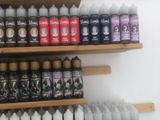 de nombreuses bouteilles de liquide sur les rayons du magasin