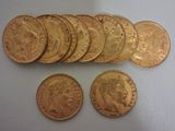 gros plan d'une pile de pièces d'or sur une surface blanche
