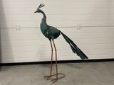 un oiseau qui se tient devant une porte de garage