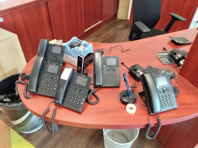 beaucoup de téléphones posés sur une table
