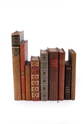 plusieurs vieux livres sont empilés sur une surface blanche