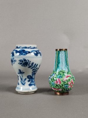 Deux vases sont posés l'un à côté de l'autre sur une table