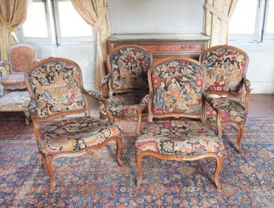 quatre chaises posées sur un tapis dans une pièce