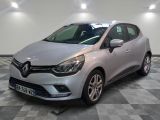 la voiture argentée est garée sur le sol en damier d'un garage