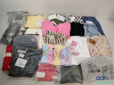 un tas de vêtements posés sur une table