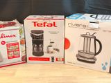 trois boîtes de café et un mixeur posés sur une table