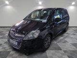 la photo d'une camionnette noire garée dans un garage