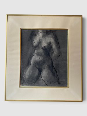 un dessin en noir et blanc représentant une femme nue, dans un cadre doré