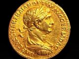 Gros plan sur une pièce d'or portant une tête d'homme