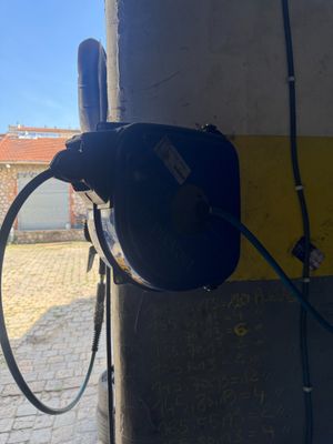 une borne de recharge électrique fixée sur le côté d'un bâtiment