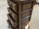 une table en bois avec des tiroirs, dans une pièce