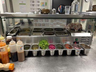 un comptoir proposant de nombreux types de condiments et d'assaisonnements