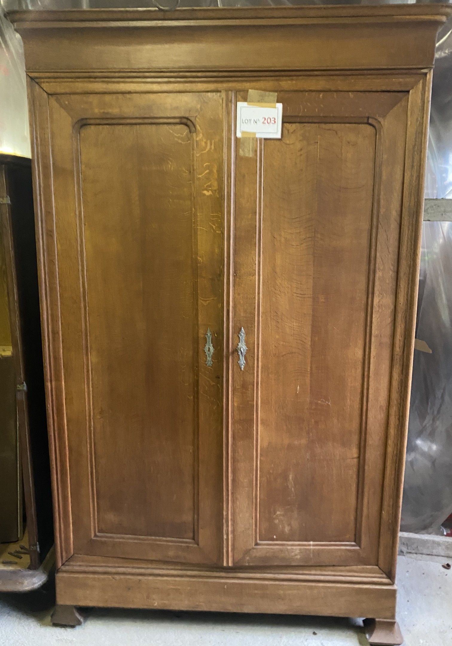 Armoire lingère en chêne clair et de style LP (136X55X230Ht). En l’état d’usage. Enlèvement sous quinzaine et sur pla...