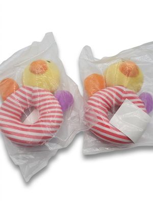 deux peluches emballées dans des sacs en plastique, posées sur une surface blanche