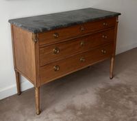 Commode rectangulaire à trois tiroirs en acajou et placage d…