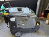 a machine that is sitting on the floor in the garage