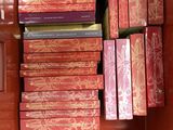 beaucoup de livres empilés dans une boîte