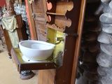 une salle de bains avec un lavabo et un miroir au mur