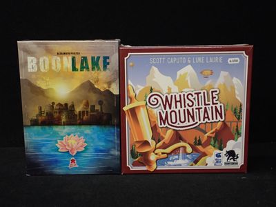 deux jeux de société posés sur une table