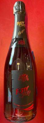des bouteilles de vin posées sur une table rouge, sur fond rouge
