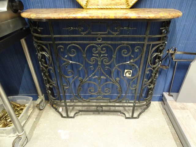 Console de radiateur en fer forgé dessus marbre L : 116 x H 103