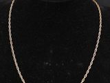 un collier à chaîne en or sur un mannequin noir mannequin mannequin mannequin mannequin mannequin mannequin mannequin mannequin mann