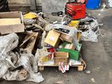 un tas de cartons et d'autres objets par terre