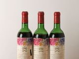 trois bouteilles de vin posées sur une table en bois