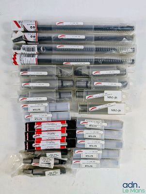tout un tas de stylos qui traînent dans un sac