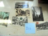 une table sur laquelle sont posées plein de vieilles photos et de cartes postales
