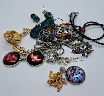 un tas de bijoux posé sur une table