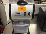 une machine posée sur le comptoir d'une cuisine