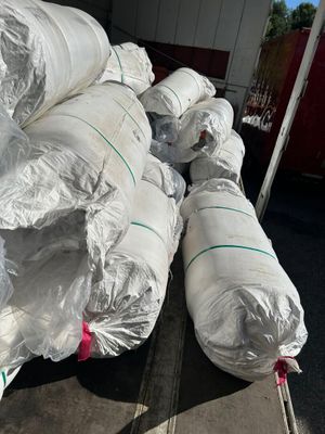 une grande pile de sacs posée à l'arrière d'un camion