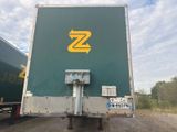 une grande remorque verte arborant un logo « z » jaune