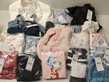 un tas de vêtements posés sur une table