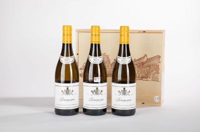 trois bouteilles de vin sont posées devant une caisse en bois